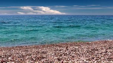 Güzel bulutlu gökyüzü ve kumsaldaki deniz dalgaları