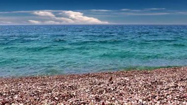 Güzel bulutlu gökyüzü ve kumsaldaki deniz dalgaları