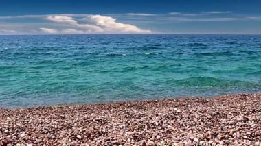 Güzel bulutlu gökyüzü ve kumsaldaki deniz dalgaları