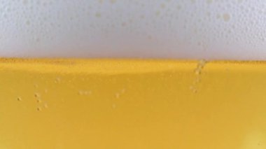 Hafif bira köpüğünde güzel hava kabarcıkları