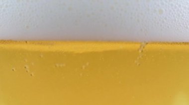 Hafif bira köpüğünde güzel hava kabarcıkları