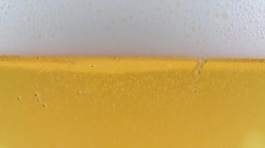 Hafif bira köpüğünde güzel hava kabarcıkları