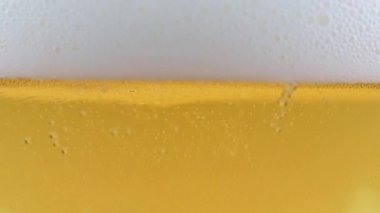 Hafif bira köpüğünde güzel hava kabarcıkları