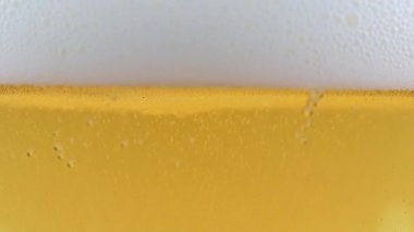 Hafif bira köpüğünde güzel hava kabarcıkları