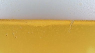 Hafif bira köpüğünde güzel hava kabarcıkları