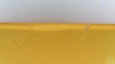 Hafif bira köpüğünde güzel hava kabarcıkları