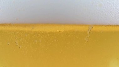 Hafif bira köpüğünde güzel hava kabarcıkları