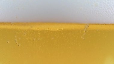 Hafif bira köpüğünde güzel hava kabarcıkları