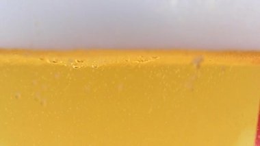Hafif bira köpüğünde güzel hava kabarcıkları