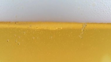 Hafif bira köpüğünde güzel hava kabarcıkları