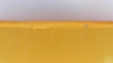 Hafif bira köpüğünde güzel hava kabarcıkları