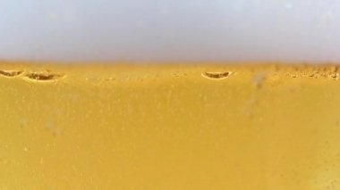 Hafif bira köpüğünde güzel hava kabarcıkları