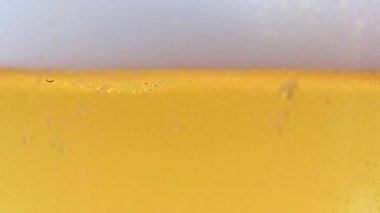 Hafif bira köpüğünde güzel hava kabarcıkları