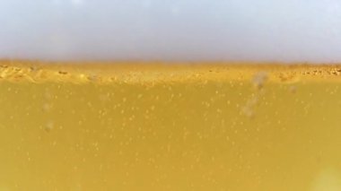 Hafif bira köpüğünde güzel hava kabarcıkları