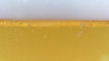 Hafif bira köpüğünde güzel hava kabarcıkları