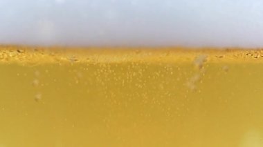 Hafif bira köpüğünde güzel hava kabarcıkları