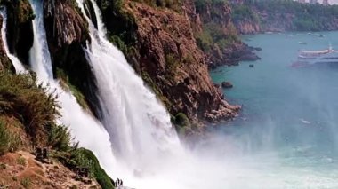 Yukarı Duden şelalesinin Antalya Türkiye 'deki Lara yerleşim bölgesindeki güzel akışı