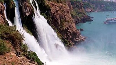 Yukarı Duden şelalesinin Antalya Türkiye 'deki Lara yerleşim bölgesindeki güzel akışı