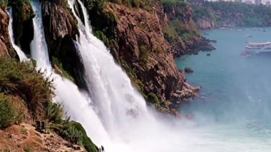 Yukarı Duden şelalesinin Antalya Türkiye 'deki Lara yerleşim bölgesindeki güzel akışı
