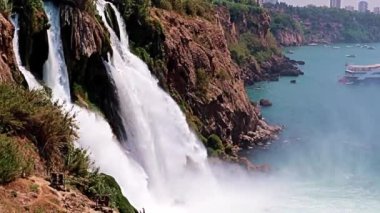Yukarı Duden şelalesinin Antalya Türkiye 'deki Lara yerleşim bölgesindeki güzel akışı