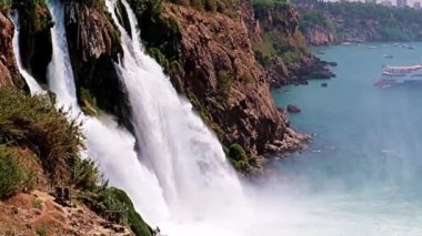Yukarı Duden şelalesinin Antalya Türkiye 'deki Lara yerleşim bölgesindeki güzel akışı