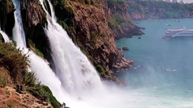 Yukarı Duden şelalesinin Antalya Türkiye 'deki Lara yerleşim bölgesindeki güzel akışı