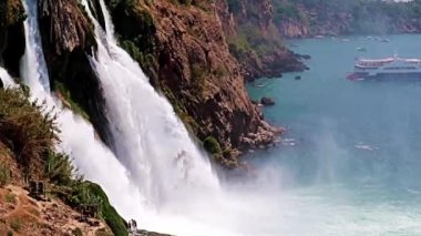 Yukarı Duden şelalesinin Antalya Türkiye 'deki Lara yerleşim bölgesindeki güzel akışı