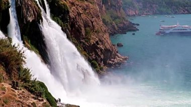 Yukarı Duden şelalesinin Antalya Türkiye 'deki Lara yerleşim bölgesindeki güzel akışı