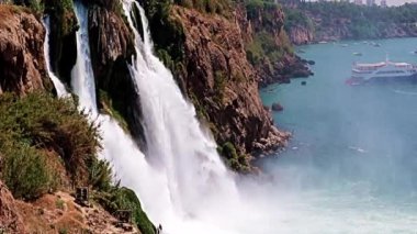 Yukarı Duden şelalesinin Antalya Türkiye 'deki Lara yerleşim bölgesindeki güzel akışı