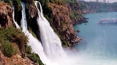 Yukarı Duden şelalesinin Antalya Türkiye 'deki Lara yerleşim bölgesindeki güzel akışı