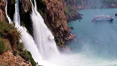 Yukarı Duden şelalesinin Antalya Türkiye 'deki Lara yerleşim bölgesindeki güzel akışı