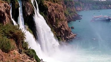 Yukarı Duden şelalesinin Antalya Türkiye 'deki Lara yerleşim bölgesindeki güzel akışı