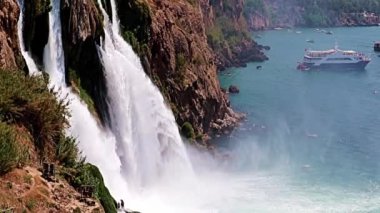 Yukarı Duden şelalesinin Antalya Türkiye 'deki Lara yerleşim bölgesindeki güzel akışı