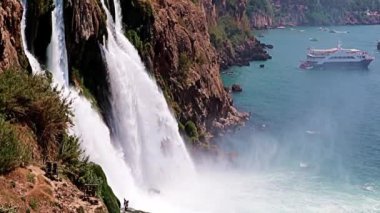 Yukarı Duden şelalesinin Antalya Türkiye 'deki Lara yerleşim bölgesindeki güzel akışı