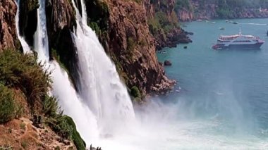 Yukarı Duden şelalesinin Antalya Türkiye 'deki Lara yerleşim bölgesindeki güzel akışı