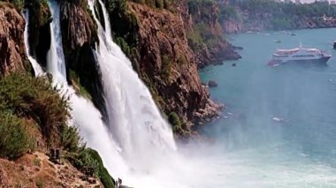 Yukarı Duden şelalesinin Antalya Türkiye 'deki Lara yerleşim bölgesindeki güzel akışı