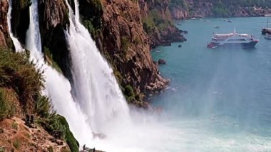 Yukarı Duden şelalesinin Antalya Türkiye 'deki Lara yerleşim bölgesindeki güzel akışı