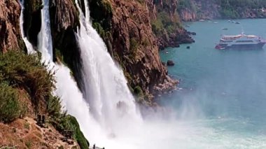 Yukarı Duden şelalesinin Antalya Türkiye 'deki Lara yerleşim bölgesindeki güzel akışı