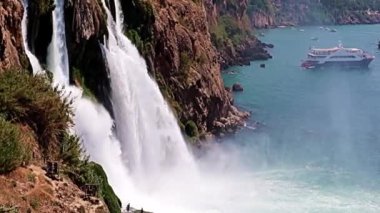 Yukarı Duden şelalesinin Antalya Türkiye 'deki Lara yerleşim bölgesindeki güzel akışı