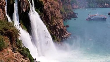 Yukarı Duden şelalesinin Antalya Türkiye 'deki Lara yerleşim bölgesindeki güzel akışı