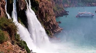 Yukarı Duden şelalesinin Antalya Türkiye 'deki Lara yerleşim bölgesindeki güzel akışı