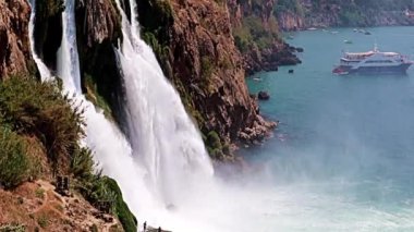 Yukarı Duden şelalesinin Antalya Türkiye 'deki Lara yerleşim bölgesindeki güzel akışı