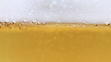 Bir bardak hafif biranın içindeki oksijen kabarcıkları.