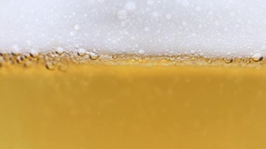 Bir bardak hafif biranın içindeki oksijen kabarcıkları.