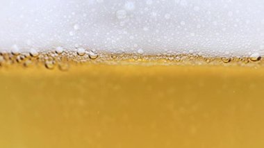 Bir bardak hafif biranın içindeki oksijen kabarcıkları.