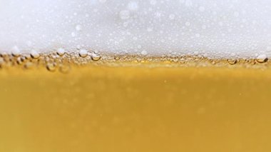 Bir bardak hafif biranın içindeki oksijen kabarcıkları.
