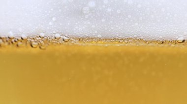 Bir bardak hafif biranın içindeki oksijen kabarcıkları.