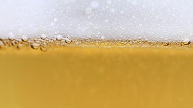 Bir bardak hafif biranın içindeki oksijen kabarcıkları.