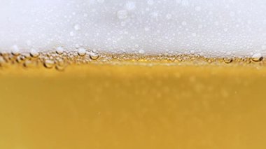 Bir bardak hafif biranın içindeki oksijen kabarcıkları.