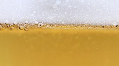 Bir bardak hafif biranın içindeki oksijen kabarcıkları.